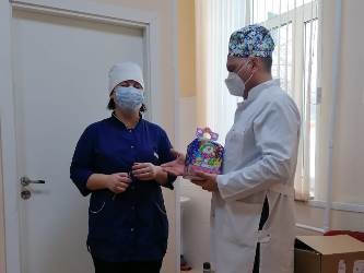 Александр Юдин передал сладкие подарки детям медицинских работников 